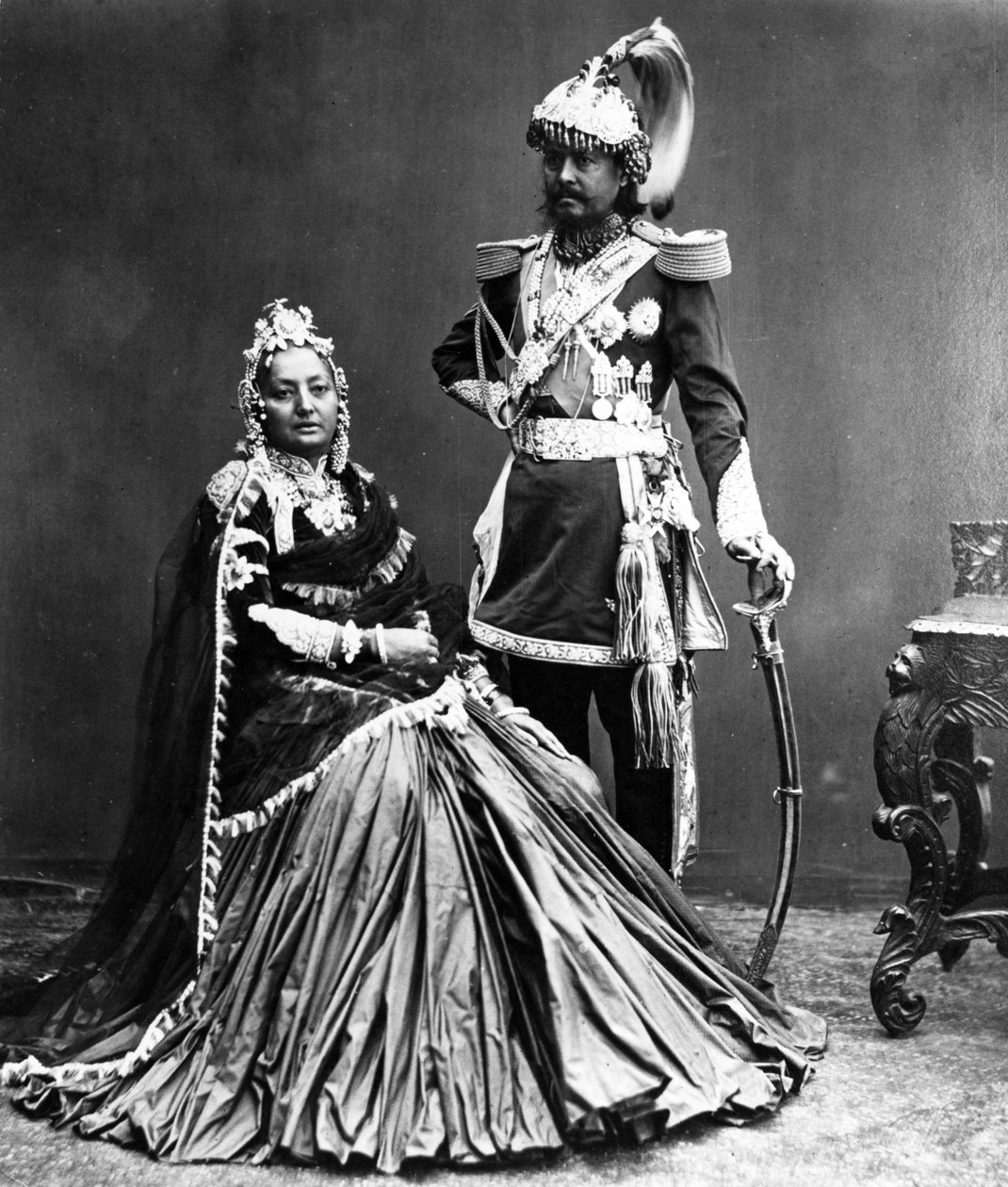 नेपाल के महाराजा और उनकी पत्नी, c.1870s द्वारा एस। और शेफर्ड, सी। बॉर्न