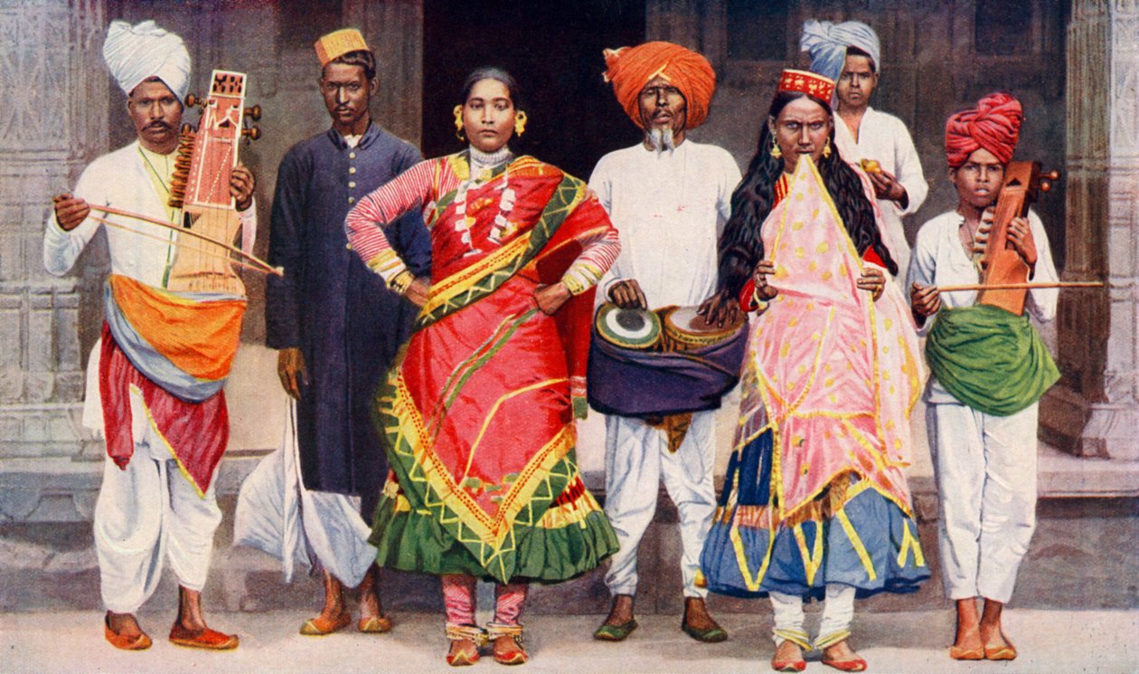 संगीतकारों के साथ नृत्य करने वाली लड़कियां, भारत, 1922। द्वारा एसआर नॉर्टन