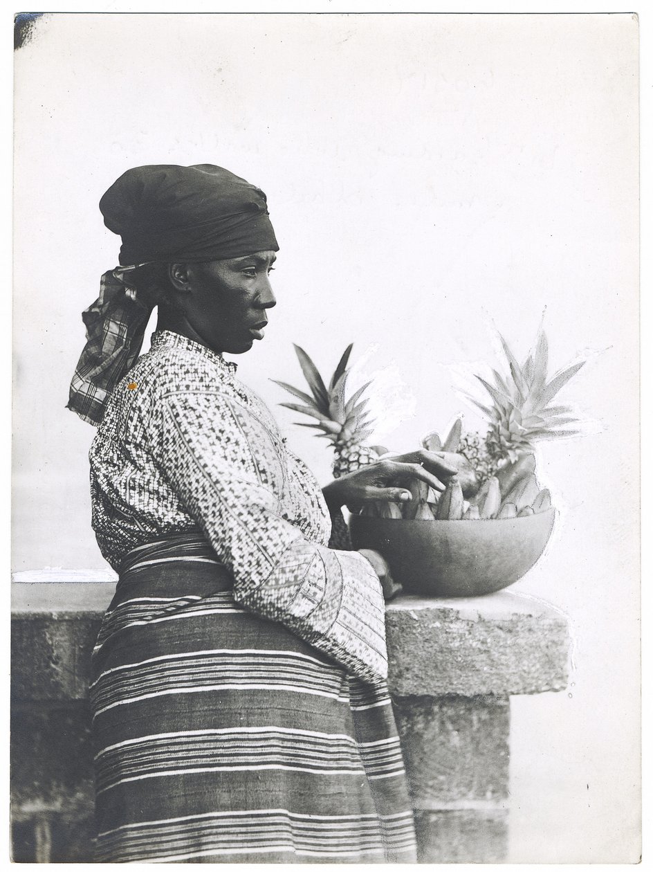 श्रीमती हार्डिंग, जो रोजाना 30 मील पैदल चलती हैं, c.1920 (जिलेटिन सिल्वर प्रिंट) द्वारा दप और कं दल