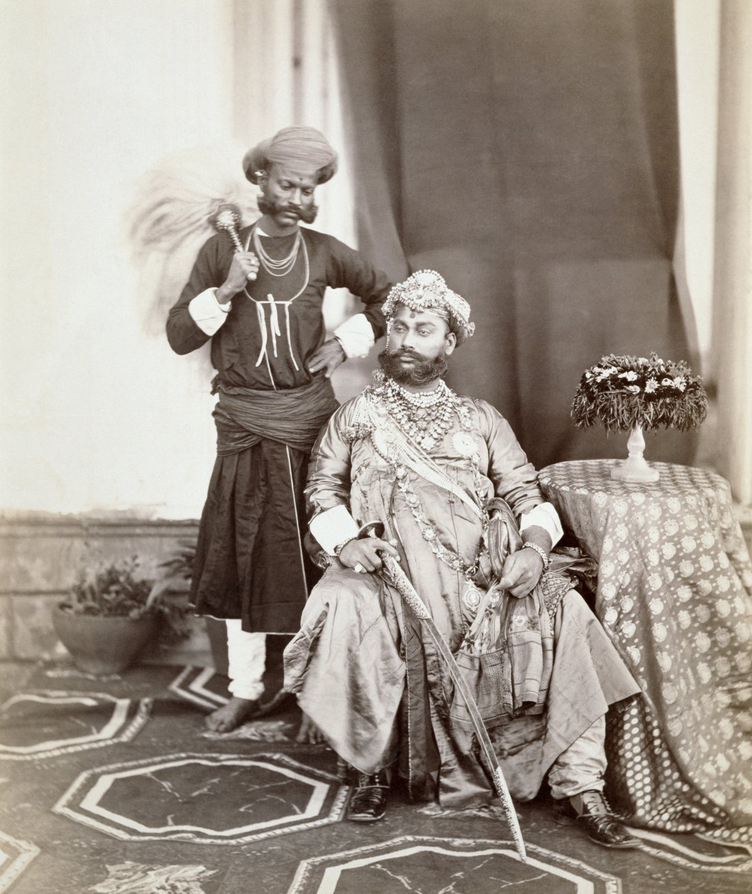 महामहिम महाराजा तुकोजी राव (1844-86) इंदौर के द्वितीय और परिचारक, 1877 (एल्बम प्रिंट) द्वारा एस। और शेफर्ड, सी। बॉर्न