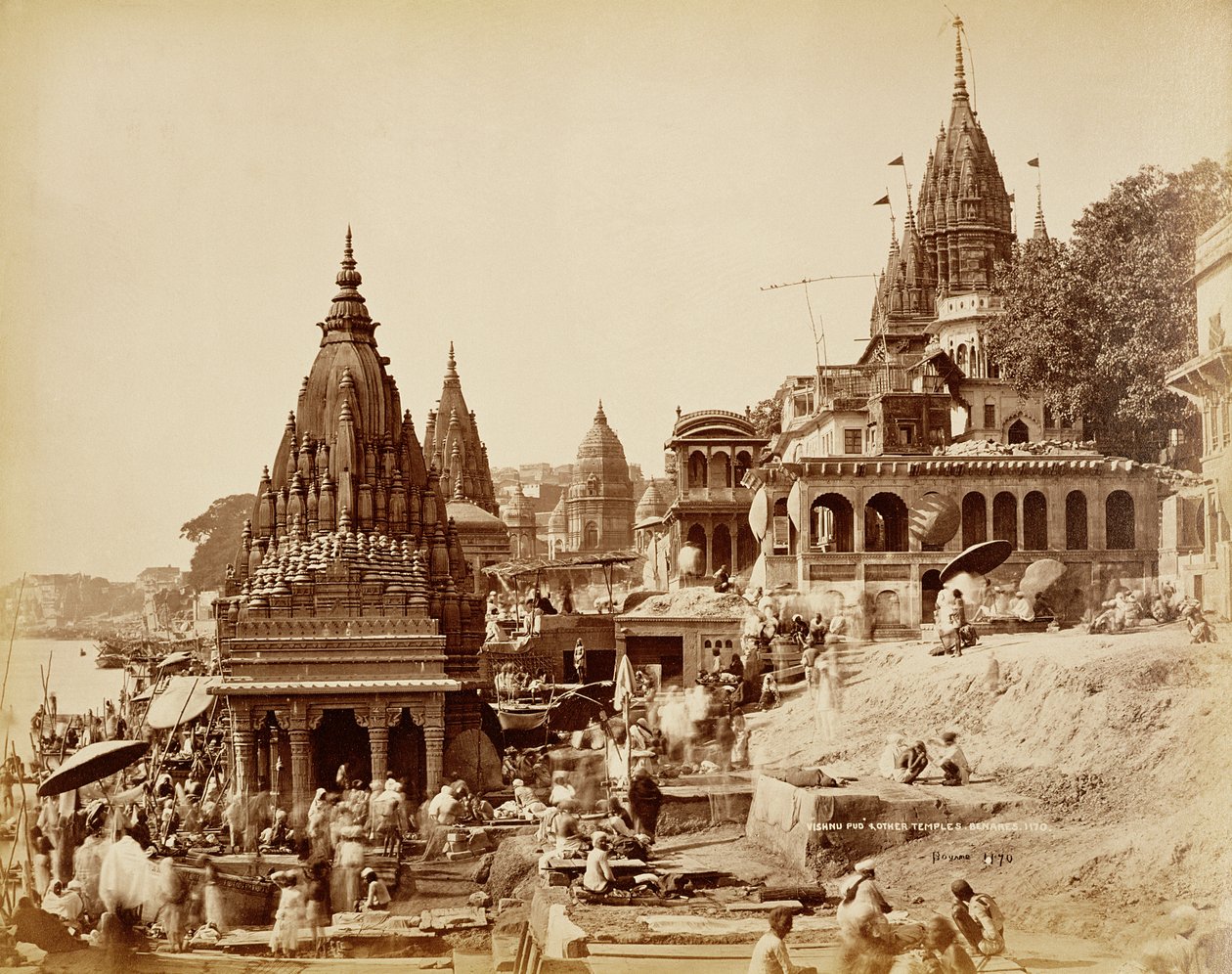 विष्णु पुड और अन्य मंदिर, बनारस (सीपिया फोटो) द्वारा सैमुअल बॉर्न