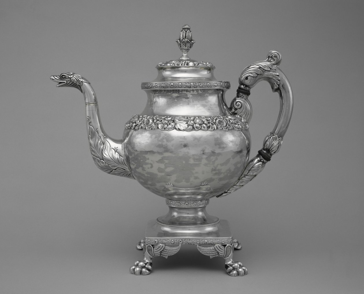 कॉफ़ीपॉट, एक चाय और कॉफी सेवा का हिस्सा, 1824-27 (रजत) द्वारा शमूएल कर्क