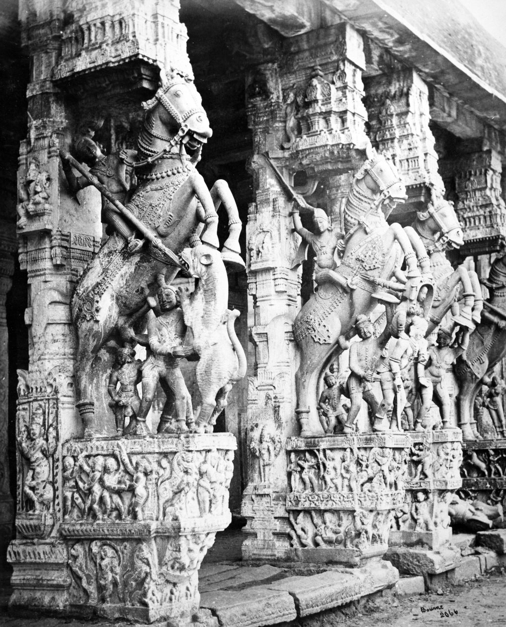 रंगनाथ मंदिर, श्रीरंगम, 1869 में नक्काशीदार घोड़े के खंभे द्वारा सैमुअल बॉर्न