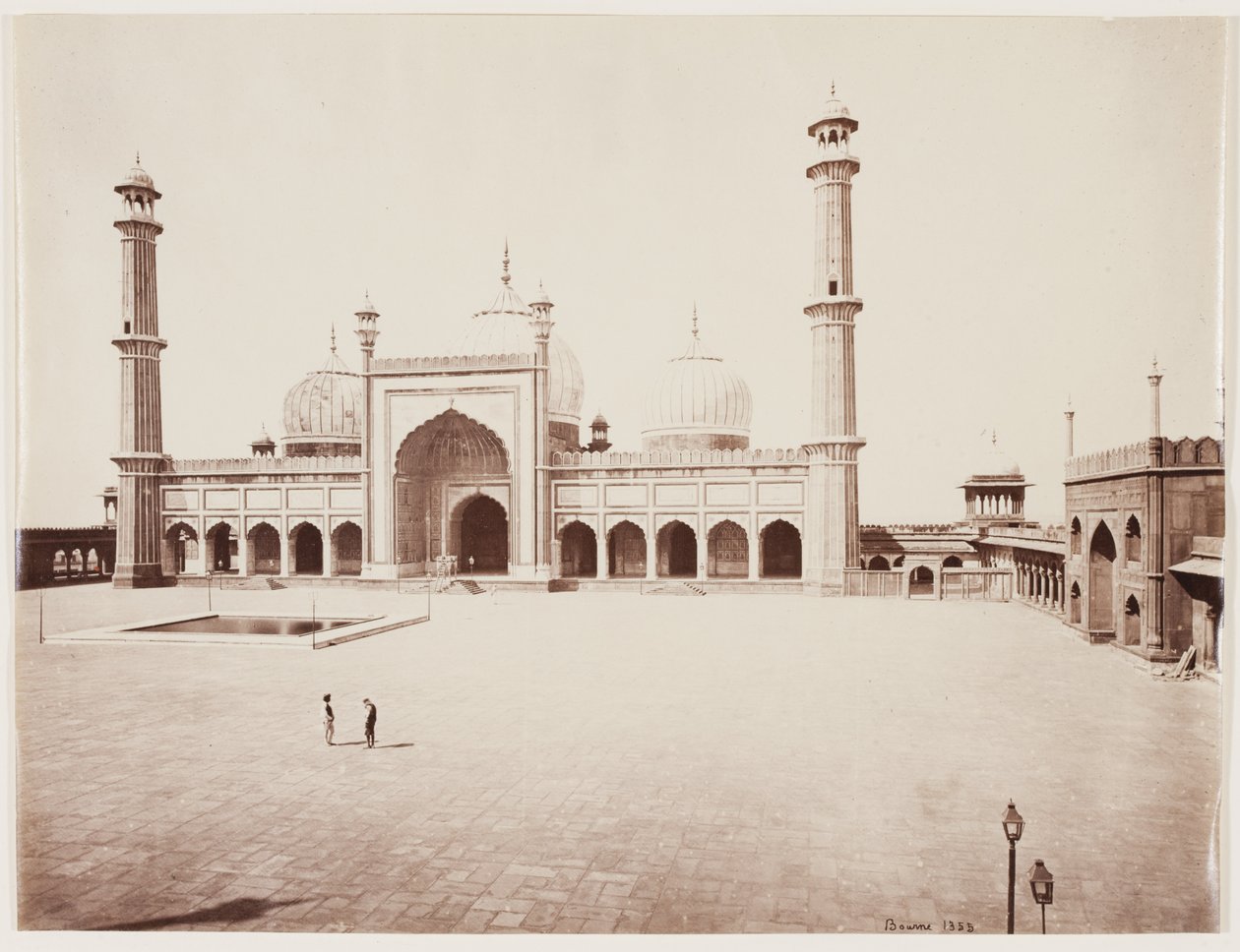 एक मस्जिद का दृश्य, c.1860 (ग्लास नकारात्मक से एल्बम प्रिंट) द्वारा सैमुअल बॉर्न