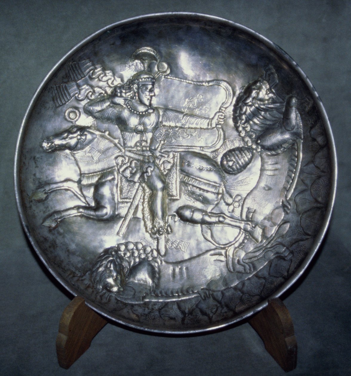राजा, अर्धशिर II (r.379-86) को दर्शाने वाली डिश, साड़ी, माज़ंदरान से, सी। 380 ई। (पीछा और उकसाया चांदी) द्वारा ससैनियन स्कूल
