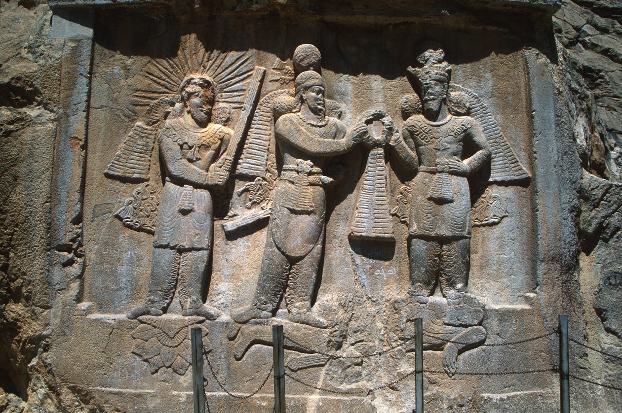 राजा अर्देशिर II (379-383) के निवेश का चित्रण करने वाले खांचे के बाहर राहत द्वारा ससैनियन स्कूल