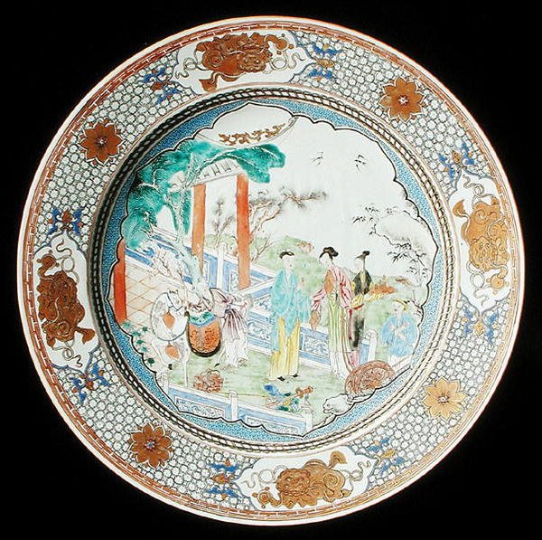 एक पारिवारिक गुलाब चार्जर, c.1730 (चीनी मिट्टी के बरतन) द्वारा स्कूल चीनी