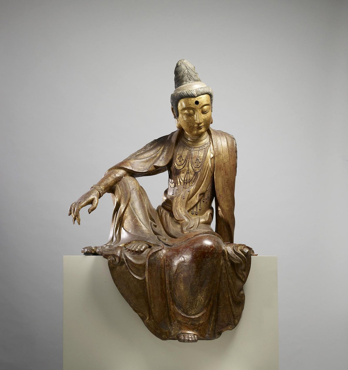 Bodhisattva Guanyin, मिंग राजवंश, 14 वीं -15 वीं सदी के अंत में (सूखा लाह, सोना और पेंट) द्वारा स्कूल चीनी