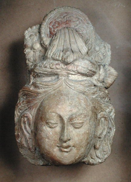 तुम्शुक (झिंजियांग) ६वीं-७वीं शताब्दी (टेराकोटा) से एक विस्तृत केश विन्यास के साथ एक बोधिसत्व का प्रमुख द्वारा स्कूल चीनी