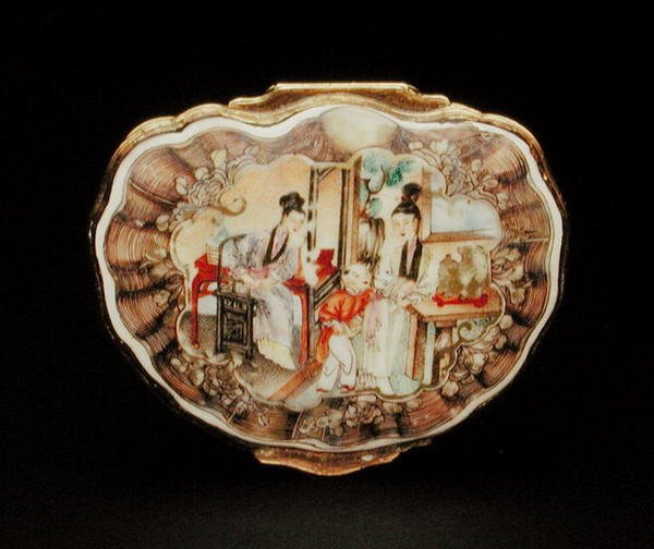 एक खोल के रूप में स्नफ़ बॉक्स का ढक्कन, कियानलॉन्ग अवधि (1736-95) c.1760 (चीनी मिट्टी के बरतन) (210139 भी देखें) द्वारा स्कूल चीनी