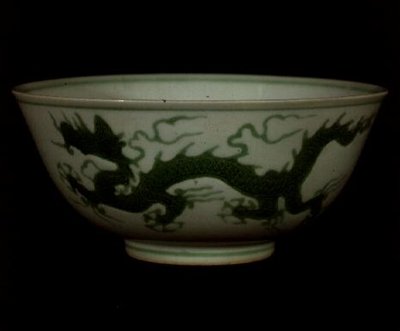 मिंग ग्रीन ड्रैगन बाउल, हांग-एचएसआई अवधि, c.1425-35 (चीनी मिट्टी के बरतन) द्वारा स्कूल चीनी