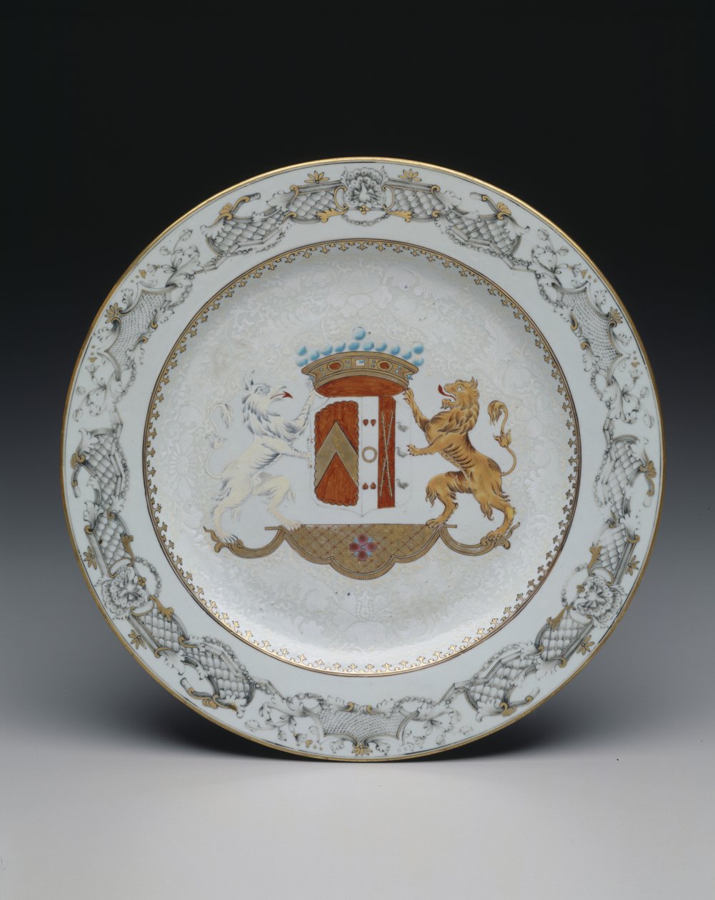 हथियारों के कोट के साथ प्लेट, c.1740 (रंगीन और ग्रिसल एनामेल्स के साथ चीनी मिट्टी के बरतन) द्वारा स्कूल चीनी
