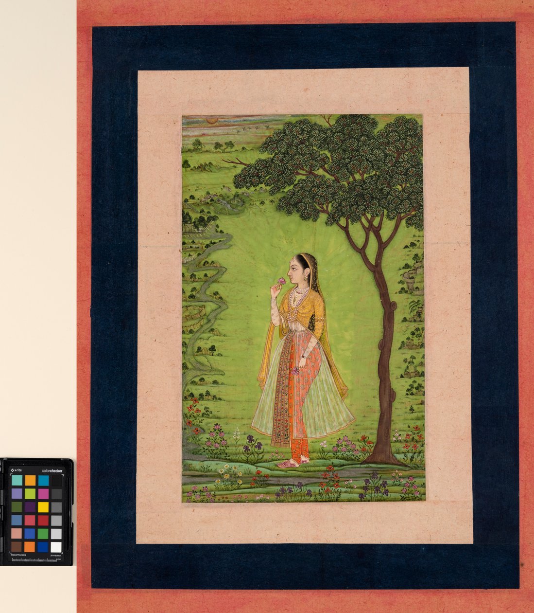 एक महिला एक पेड़ के पास खड़ी है, एक फूल पकड़े हुए, c.1720 (अपारदर्शी w - c और कागज पर सोना) द्वारा स्कूल मुगल