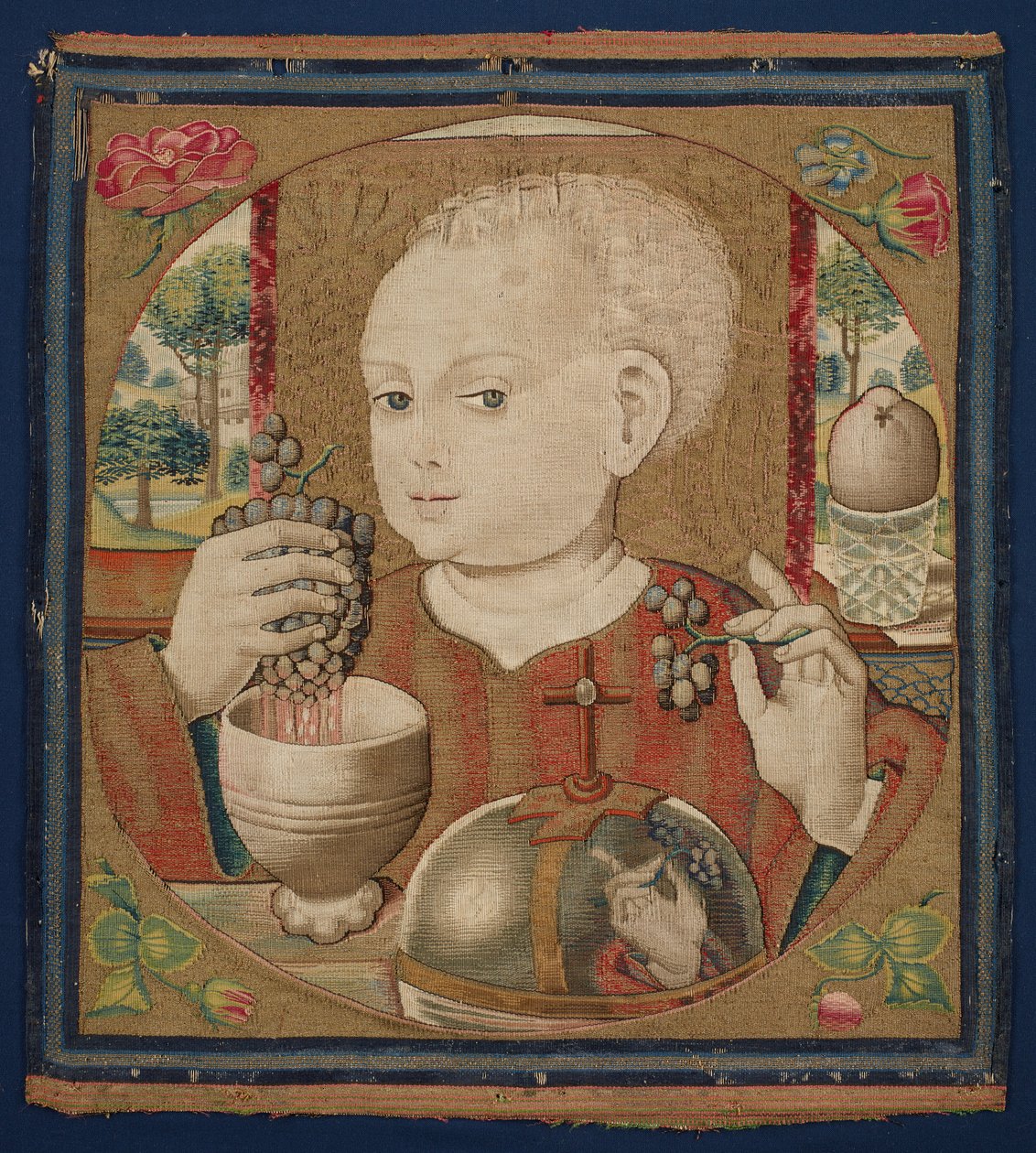 द इन्फैंट क्राइस्ट प्रेसिंग द वाइन ऑफ द यूचरिस्ट, c.1500 (लिनन ताना, ऊन, रेशम और गिल्ट वेट यार्न) द्वारा स्कूल नीदरलैंड