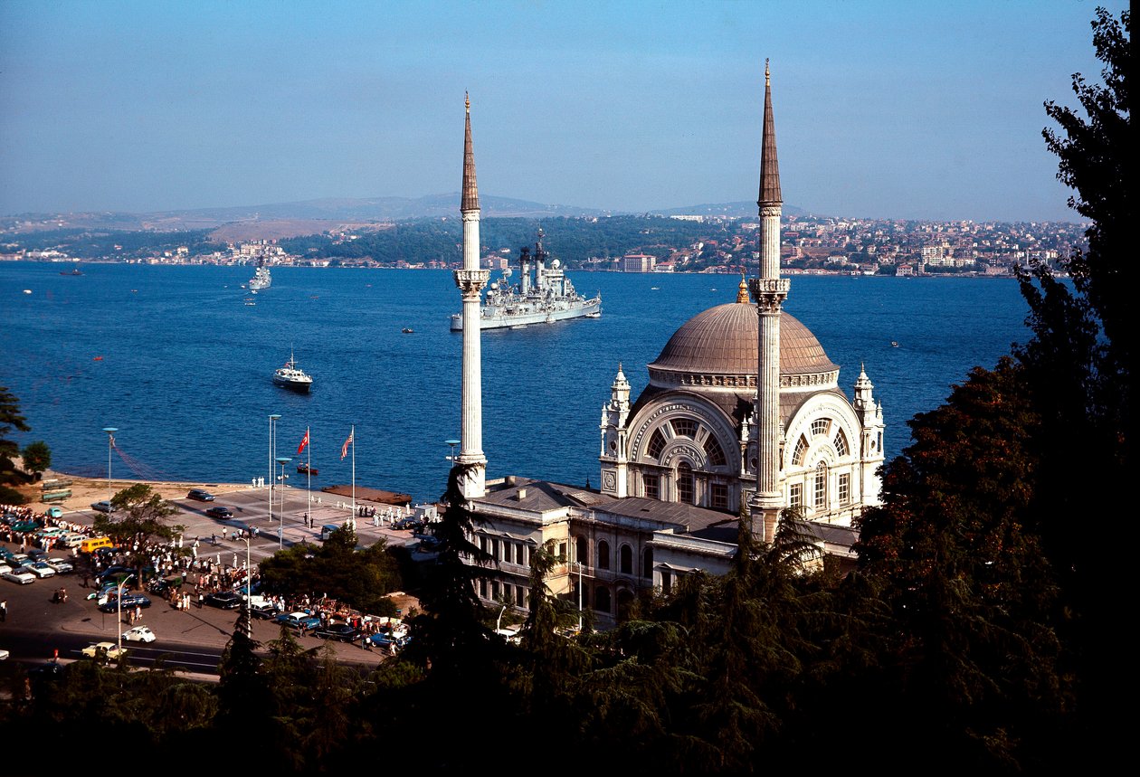 तुर्क वास्तुकला: Bosphorus . पर Dolmabahce की मस्जिद का दृश्य द्वारा स्कूल ओटोमन