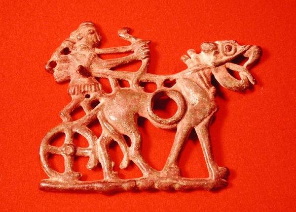 अपने रथ पर एक शिकारी का चित्रण करते हुए घोड़े की नाल, अपने धनुष को फायर करते हुए, c.1200-700 ईसा पूर्व (कांस्य) द्वारा स्कूल फ़ारसी