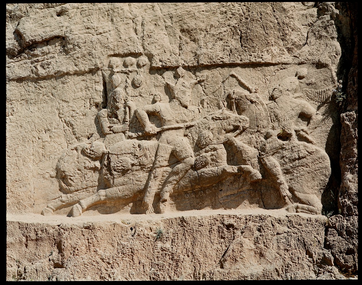 नेक्रोपोलिस का दृश्य और अचमेनिद राजाओं की कब्रें, राहत युद्ध के दृश्यों का प्रतिनिधित्व करती हैं द्वारा स्कूल फ़ारसी