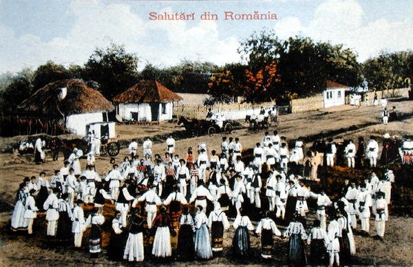 एक गाँव में रोमानियन नृत्य करते हुए पोस्टकार्ड, c.1910 (कलर लिथो) द्वारा स्कूल रोमानियाई