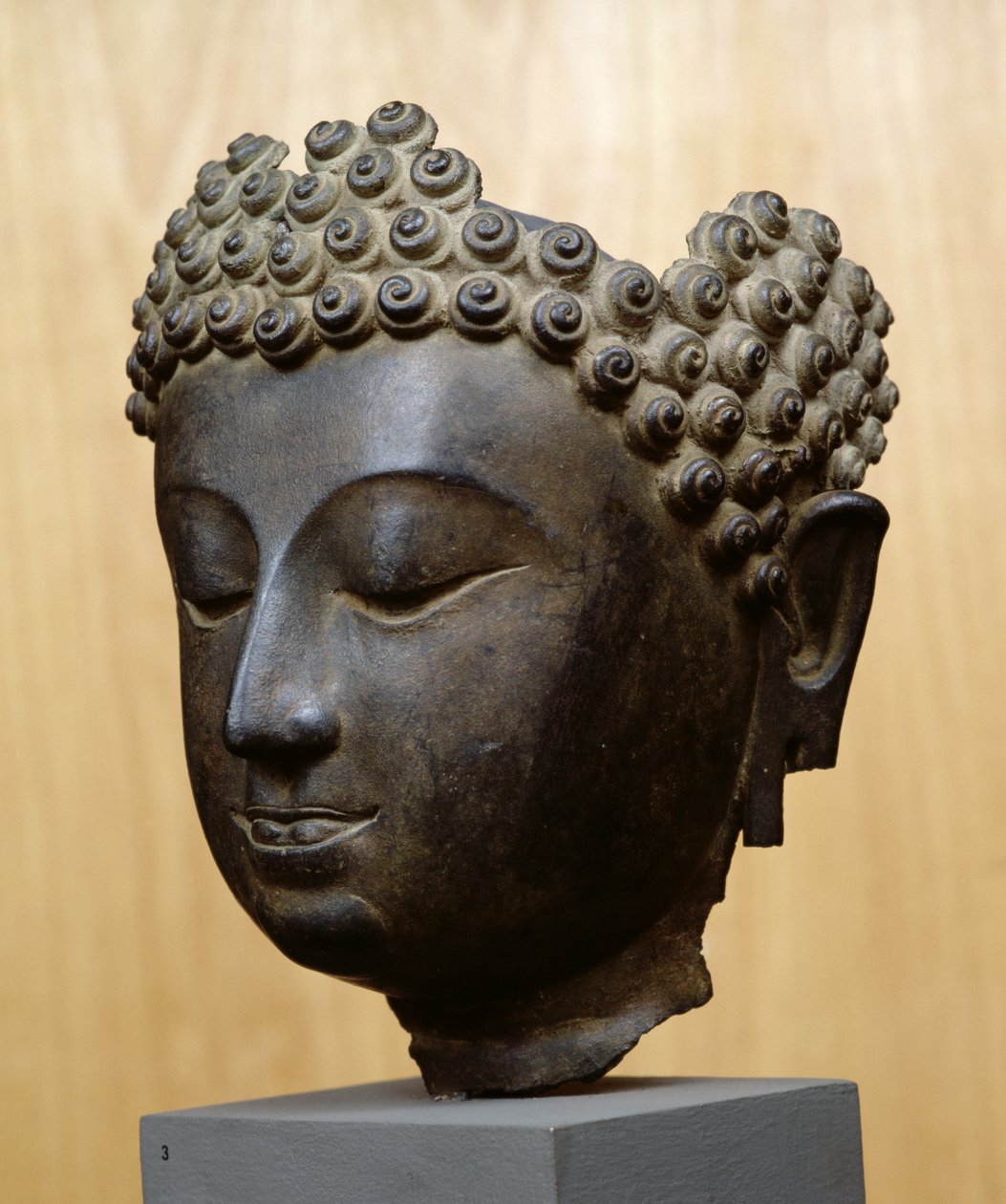 बुद्ध के सिर नीचे देख रहे हैं, लैन ना संस्कृति (कांस्य) द्वारा स्कूल थाई