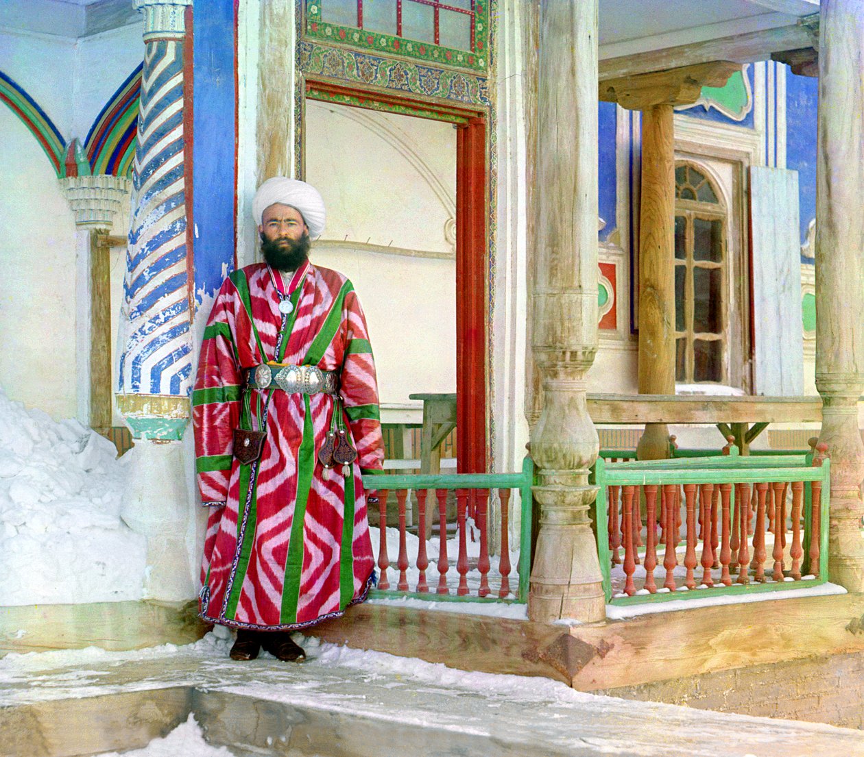 1905-15 के बीच एक इमारत, रूसी साम्राज्य के सामने बुखारा नौकरशाह द्वारा सर्गेई प्रोकुडिन गोर्स्की