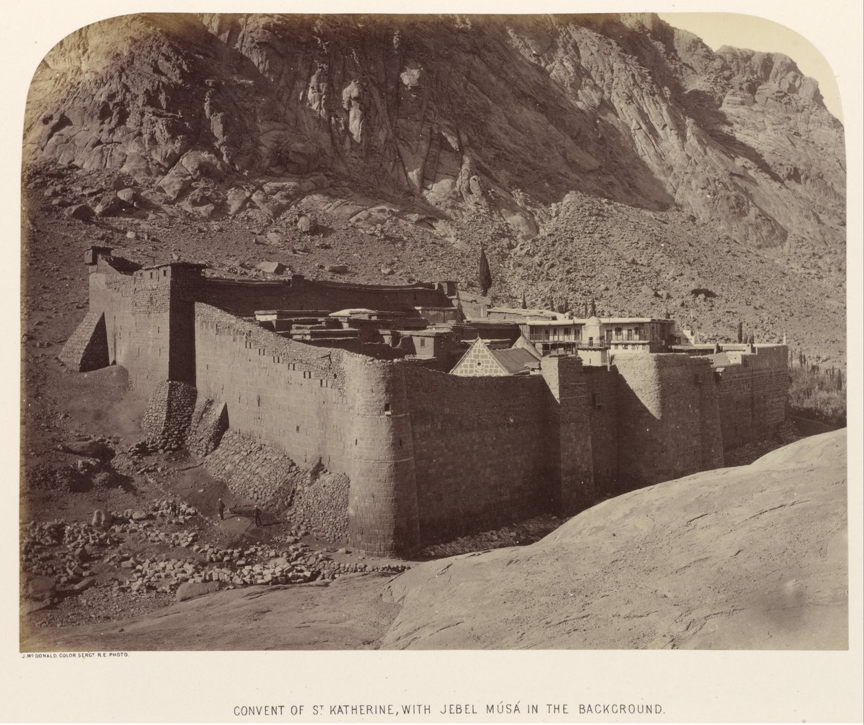 सेंट कैथरीन का कॉन्वेंट, बैकग्राउंड में जेबेल मुसा के साथ द्वारा सार्जेंट जेम्स एम। मैकडॉनल्ड्स
