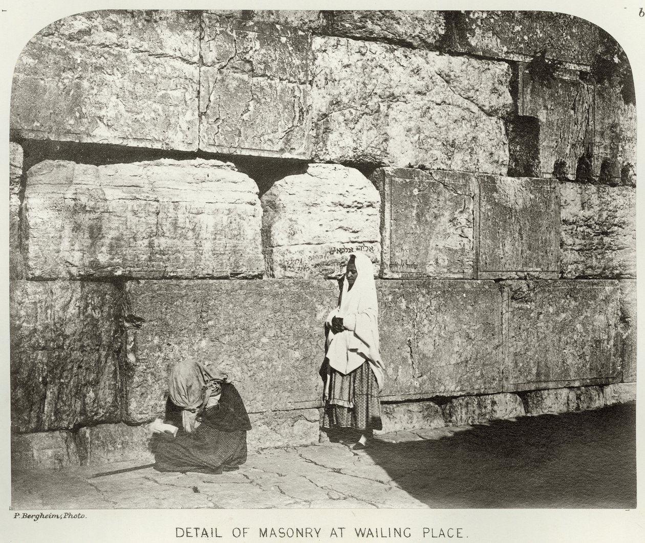 हरम-ऐश-शरीफ़ का बाहरी हिस्सा, वेलिंग प्लेस पर चिनाई का विस्तार, c.1864-65 bw फ़ोटो द्वारा सार्जेंट जेम्स एम। मैकडॉनल्ड्स