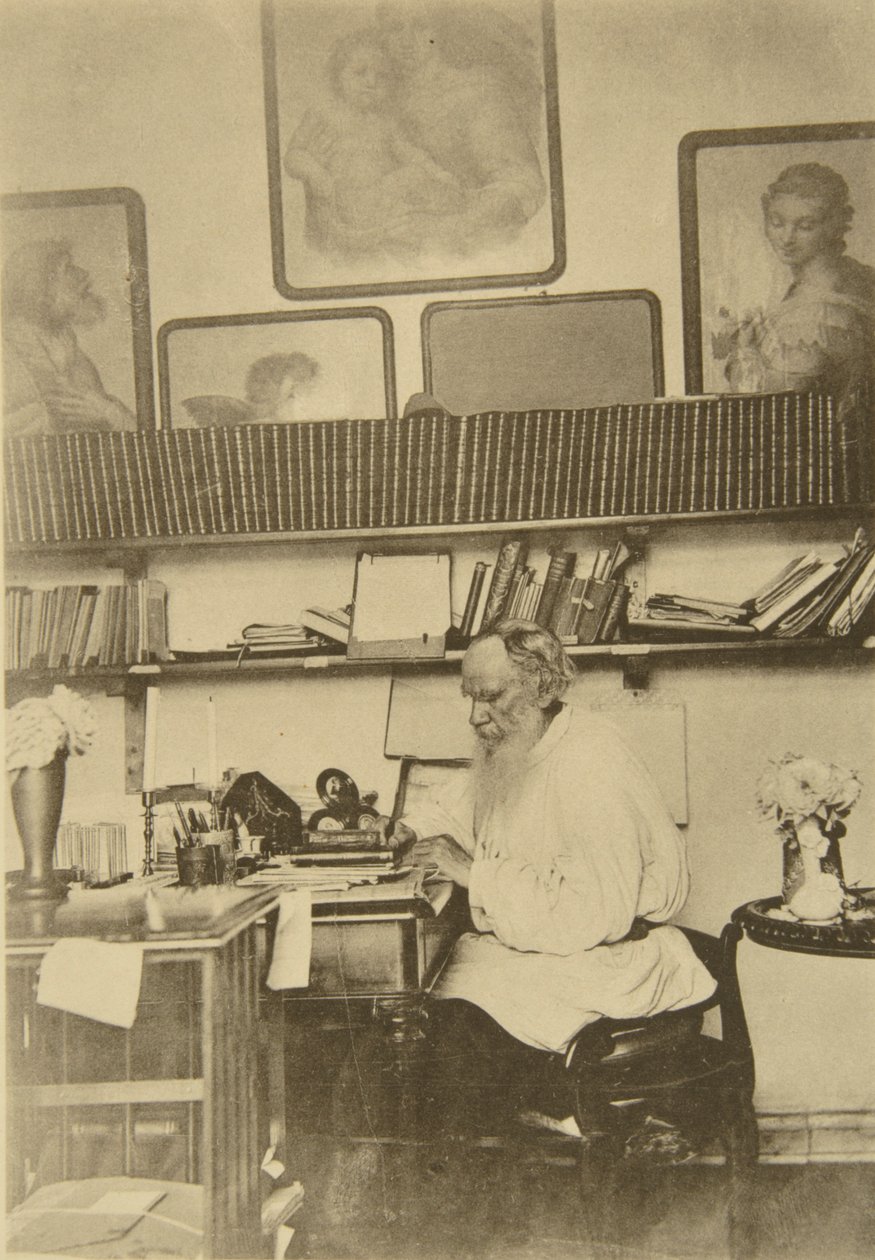 रूसी लेखक लियो टॉल्स्टॉय काम पर, 1890 के दशक में द्वारा सोफिया एंड्रीवाना टॉल्स्टया