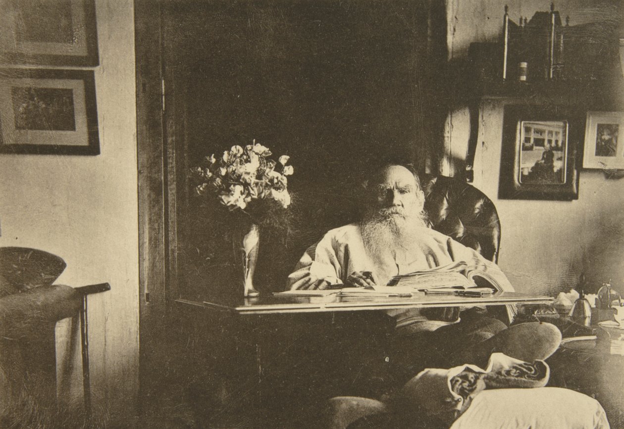 रूसी लेखक लियो टॉल्स्टॉय एक बुरे पैर के साथ, रूस, 1908 द्वारा सोफिया एंड्रीवाना टॉल्स्टया