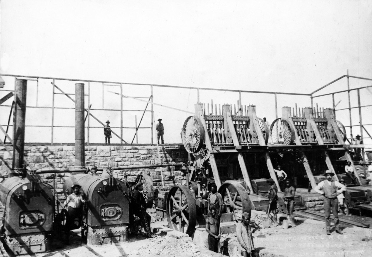 गोल्ड स्टैम्प मिल, रोडोडपोर्ट सेंट्रल सीएम सह।, c.1895 द्वारा दक्षिण अफ्रीकी फोटोग्राफर