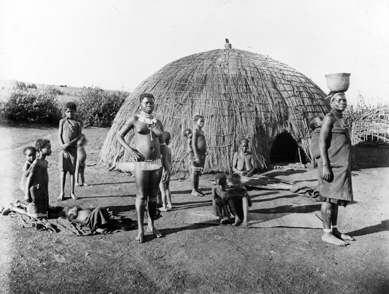 जूलैंडैंड में मैट बनाना, c.1895 द्वारा दक्षिण अफ्रीकी फोटोग्राफर