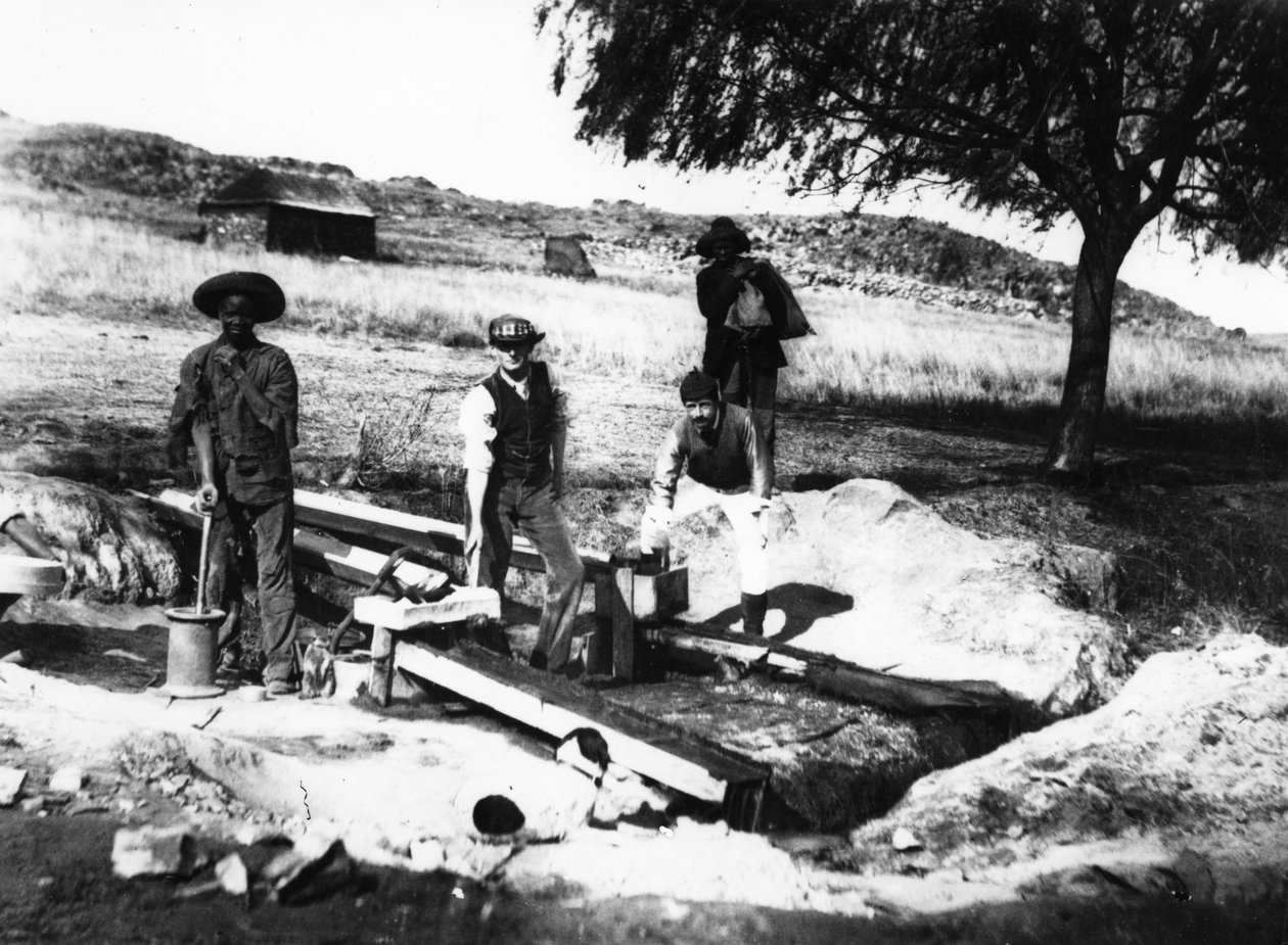 जोहान्सबर्ग में पैनिंग आउट, c.1900 द्वारा दक्षिण अफ्रीकी फोटोग्राफर