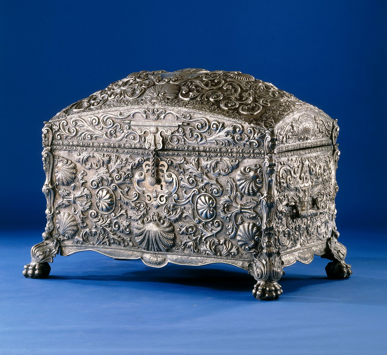 एक महत्वपूर्ण स्पेनिश औपनिवेशिक सिल्वर कॉफ़र, c.1800 (लकड़ी के आधार और लकड़ी के इंटीरियर के साथ चांदी) द्वारा साउथ अमेरिकन स्कूल