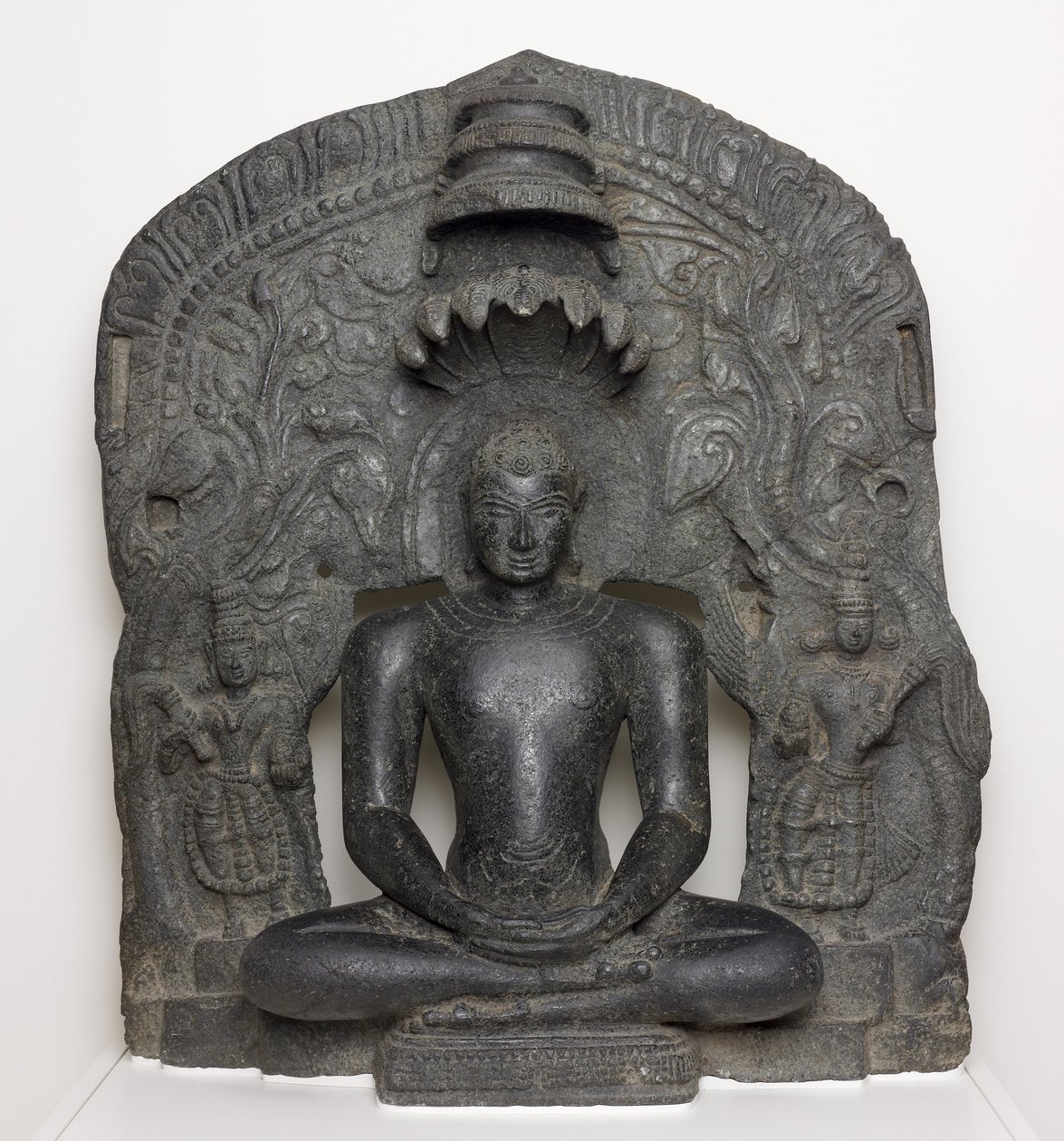 Jaina Tirthankara Parshvanatha with Serpent Hood Seated in Meditation (Dhyanamudra), from Karnataka, India (chlorite) द्वारा साउथ इंडियन स्कूल