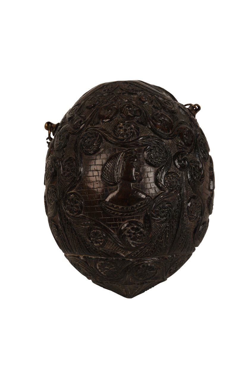 नक्काशीदार नारियल पाउडर फ्लास्क बगबियर, स्पेनिश औपनिवेशिक, c.1800 (नारियल) द्वारा स्पेनिश स्कूल