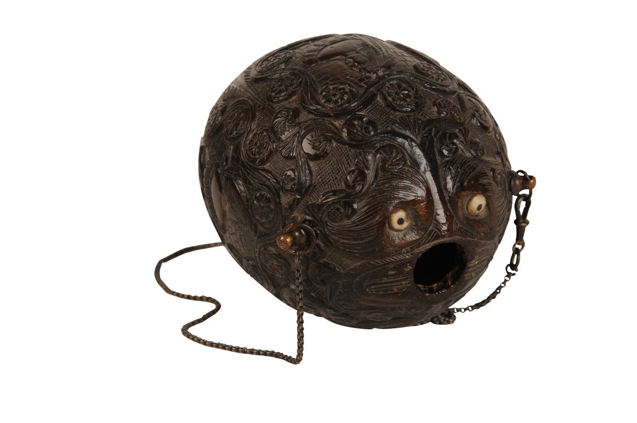 नक्काशीदार नारियल पाउडर फ्लास्क बगबियर, स्पेनिश औपनिवेशिक, c.1800 (नारियल) द्वारा स्पेनिश स्कूल