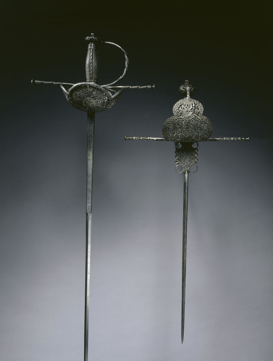कप-हिल्ड रेपियर्स, c.1650 (इस्पात) द्वारा स्पेनिश स्कूल