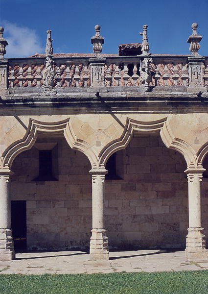 Patio de las Escuelas Menores का विवरण (फोटो) द्वारा स्पेनिश स्कूल