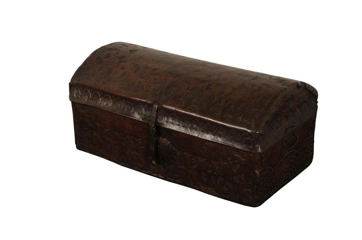 चमड़े से ढकी गुंबददार छाती, स्पेन, c.1700 (चिनार) द्वारा स्पेनिश स्कूल