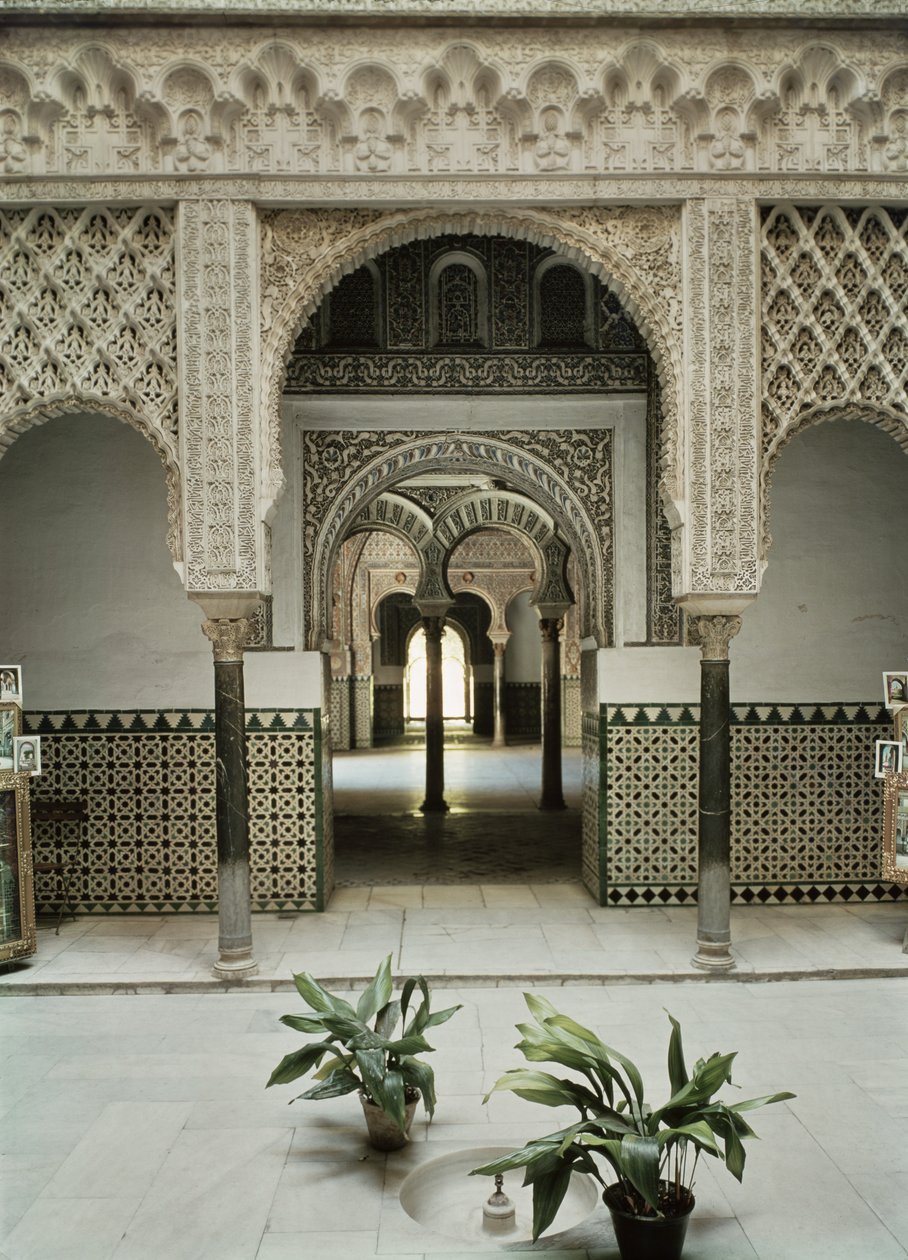 Patio de las Munecas, 12 वीं -14 वीं शताब्दी द्वारा स्पेनिश स्कूल