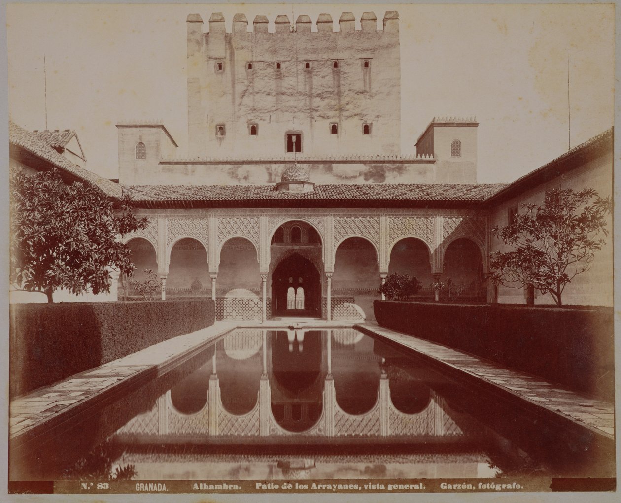 आँगन डे लॉस एरेरेन्स, अलहम्ब्रा, सी .1875-80 (सीपिया फोटो) द्वारा स्पेनिश स्कूल