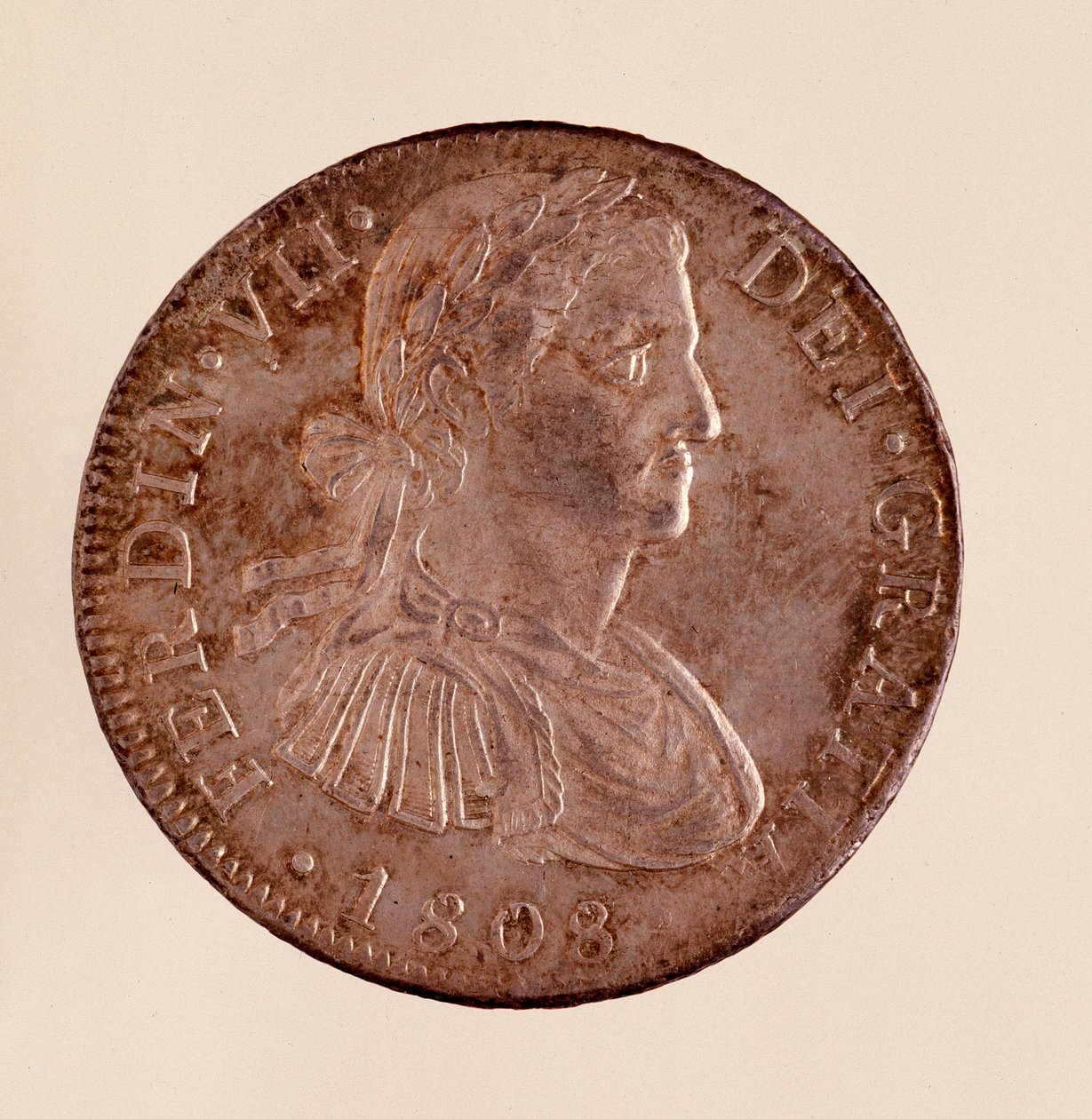 स्पेन से चांदी का सिक्का (8 रियल): फर्डिनेंड VII (फर्डिनेंडो) (1808-1833) का शासन 1808 दीम। 3.9 सेमी नेपल्स, म्यूजियो आर्कियोलॉजिको द्वारा स्पेनिश स्कूल