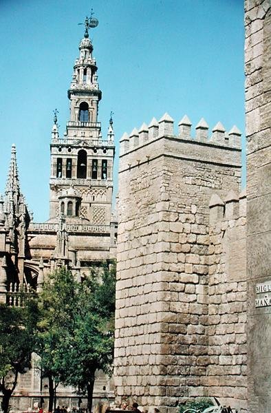 La Giralda टॉवर और Reales Alcazares के टावरों में से एक का दृश्य द्वारा स्पेनिश स्कूल
