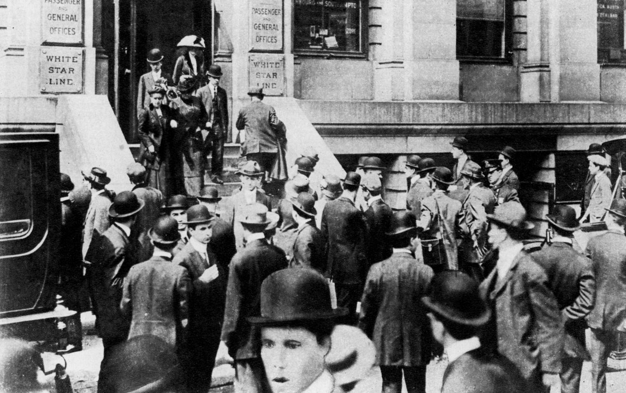 1912 1937 में व्हाइट स्टार लाइन कार्यालय के बाहर भीड़ द्वारा खेल और सामान्य