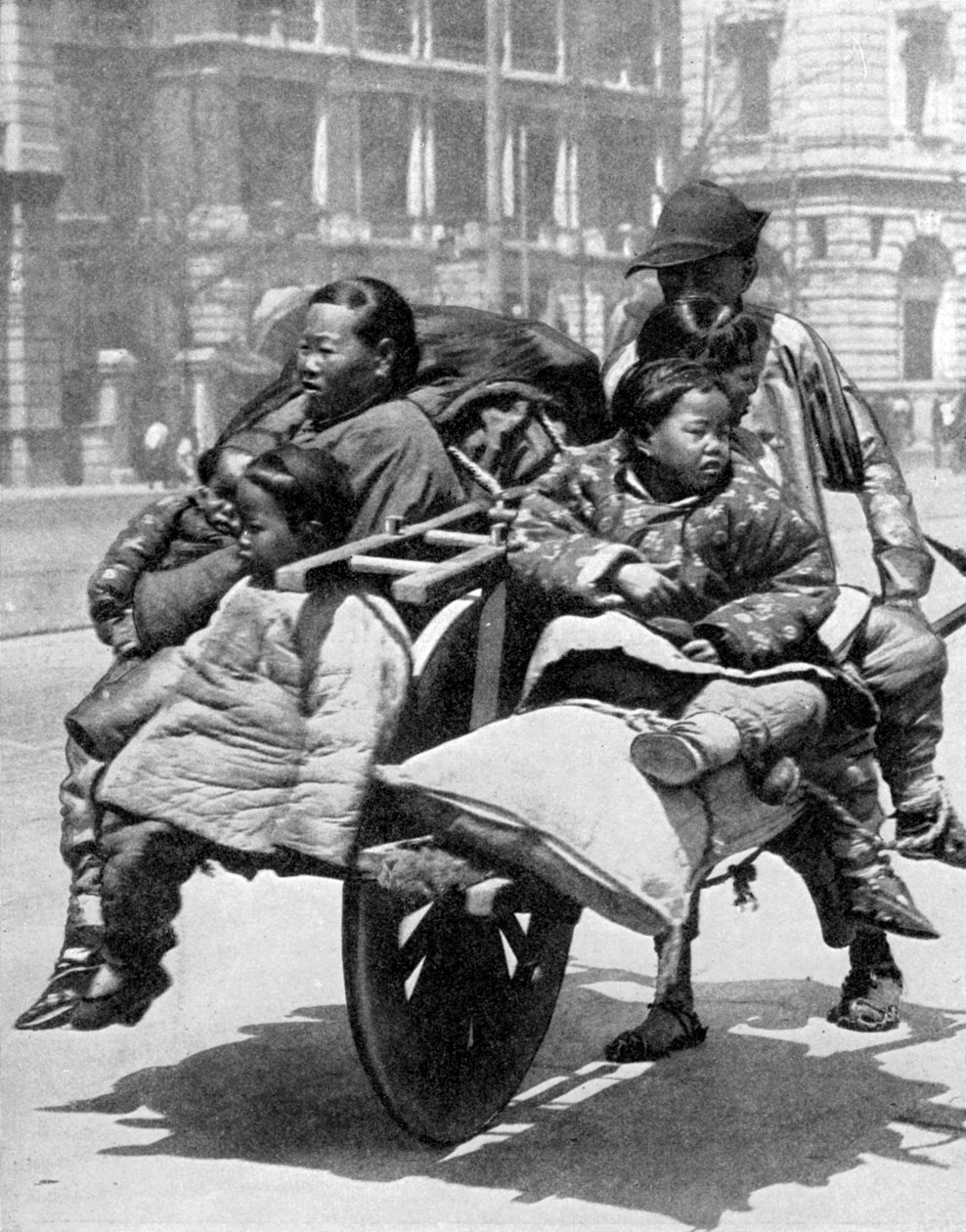एक गाड़ी पर चीनी परिवार, 1936। द्वारा खेल और सामान्य