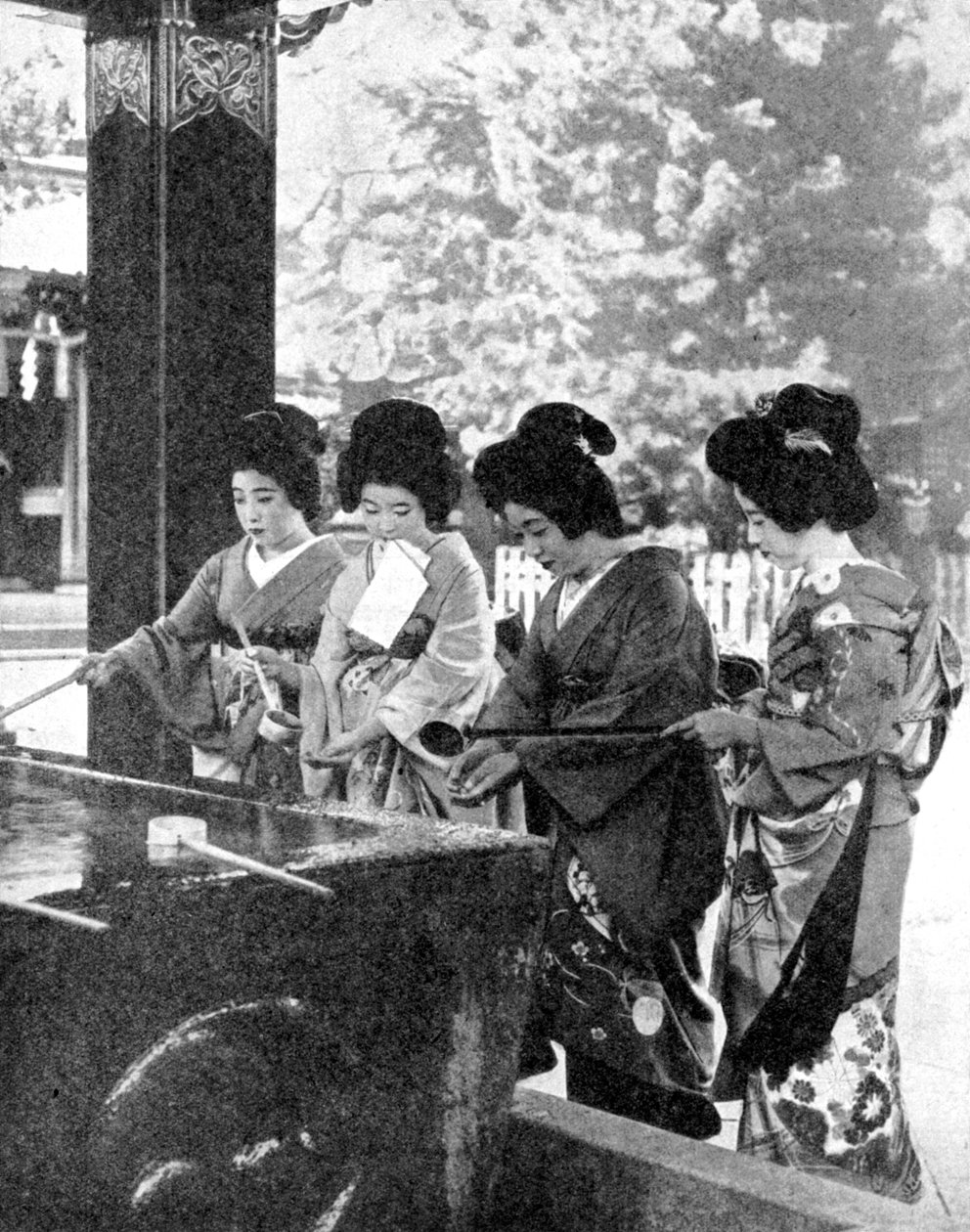जापानी महिलाएं 1936 में मंदिर में प्रवेश करने से पहले हाथ धोती थीं। द्वारा खेल और सामान्य
