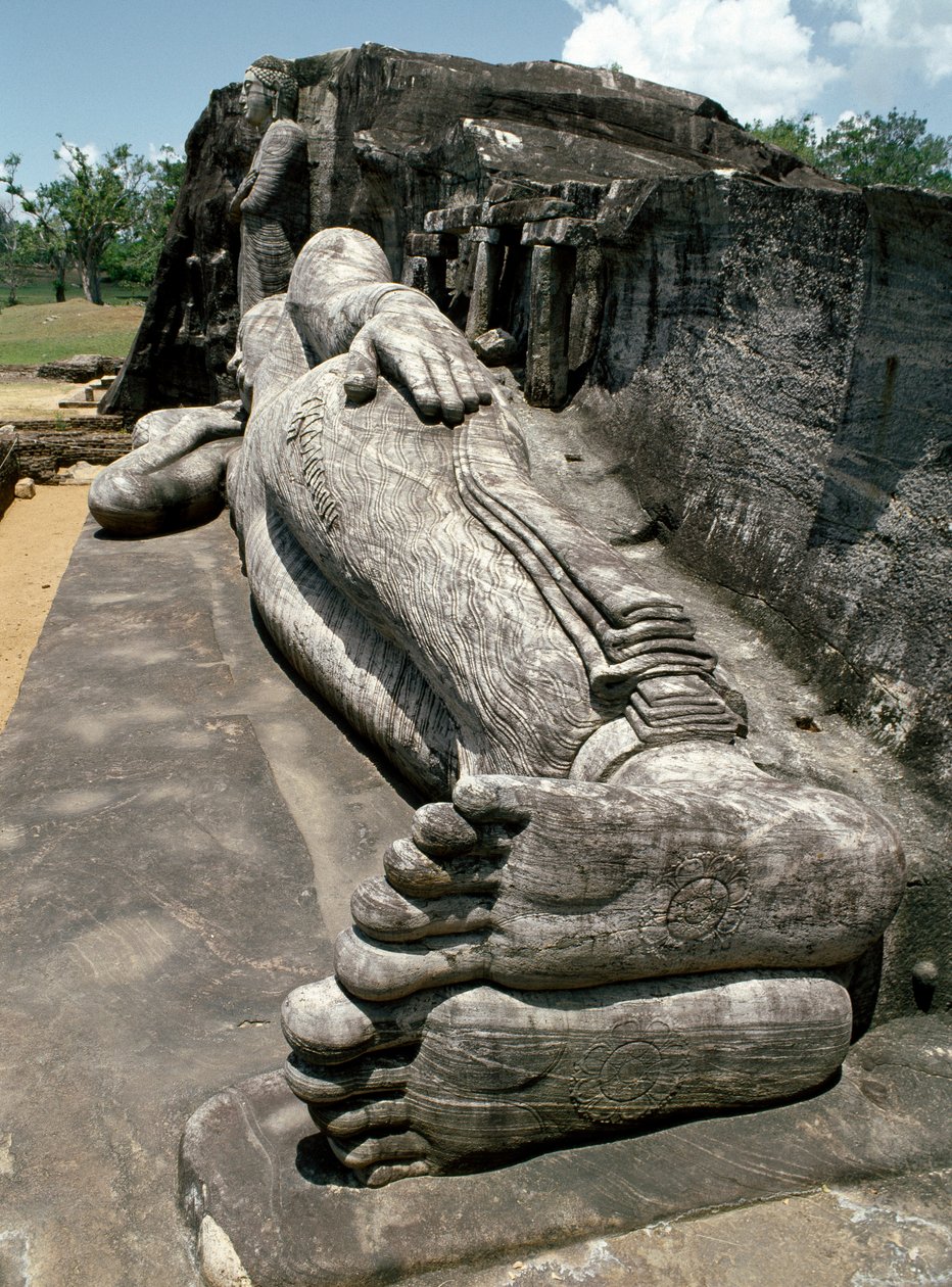 झुकी हुई छवि, जिसमें बुद्ध के परिनिर्वाण, मूर्तिकला, गल विहार के मंदिर को दर्शाया गया है द्वारा श्री लंका
