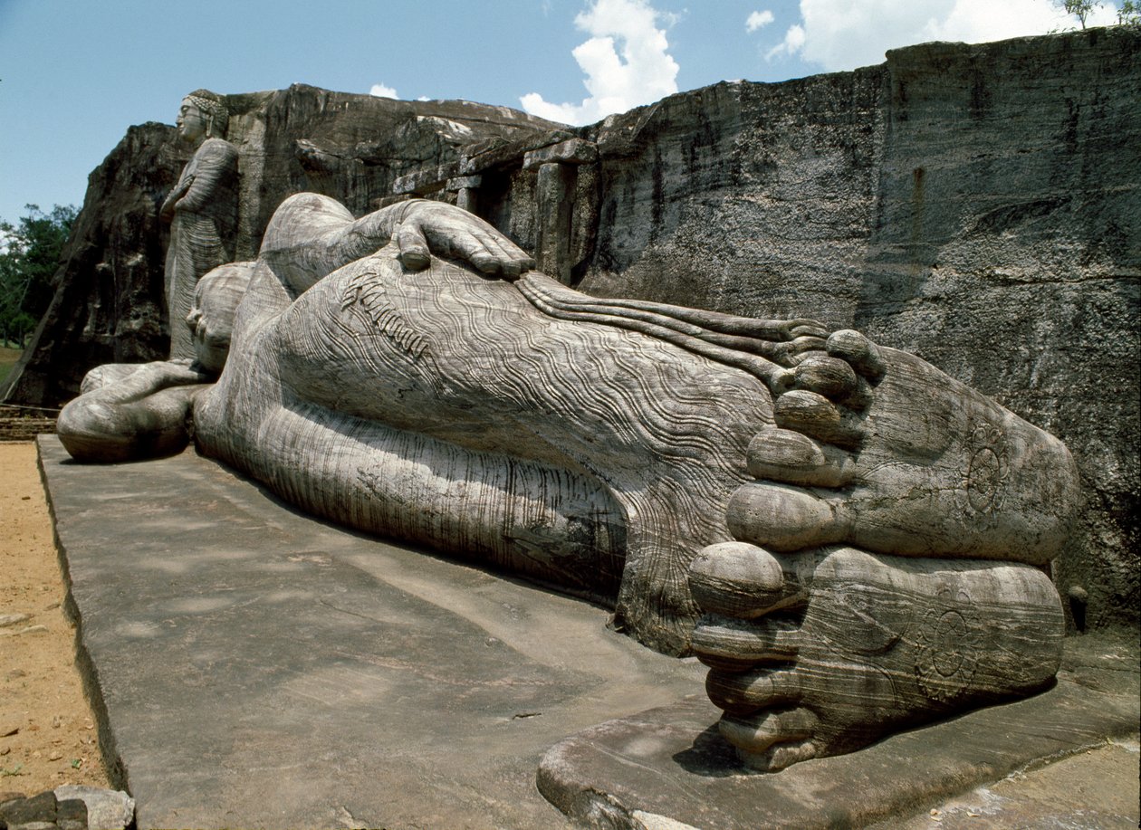 झुकी हुई छवि, जिसमें बुद्ध के परिनिर्वाण, मूर्तिकला, गल विहार के मंदिर को दर्शाया गया है द्वारा श्री लंका
