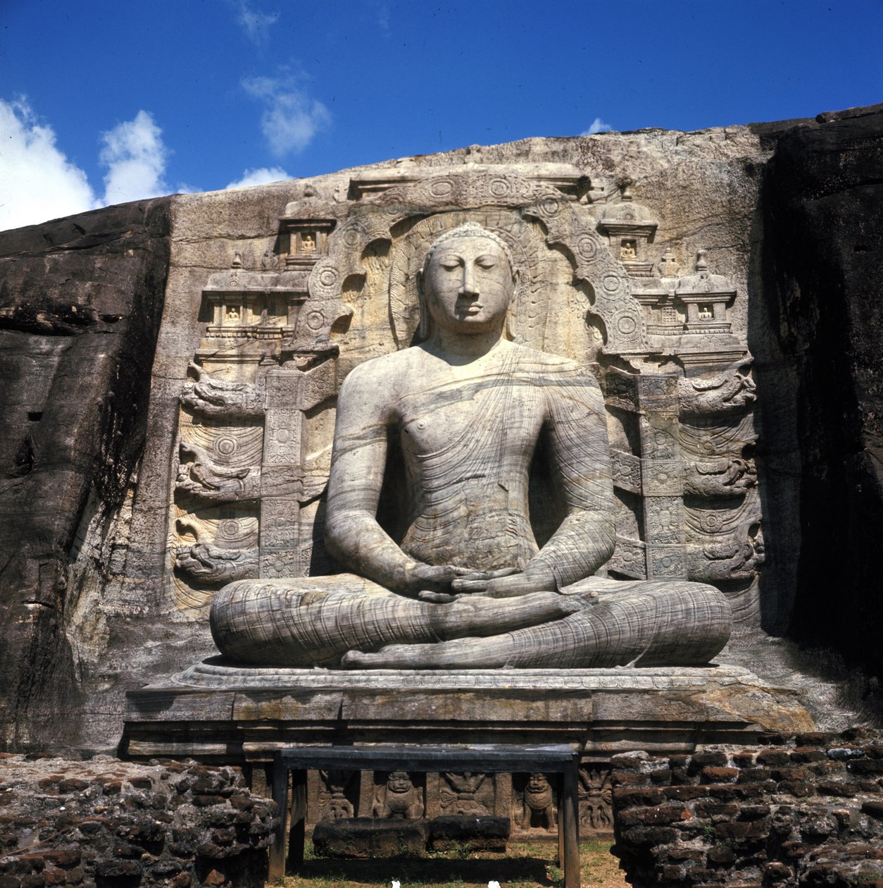 पोलोन्नारुवा (श्रीलंका) के गल विहार के बुद्ध (राजा पराक्रम बहू के लिए जिम्मेदार)। द्वारा श्रीलंका का स्कूल
