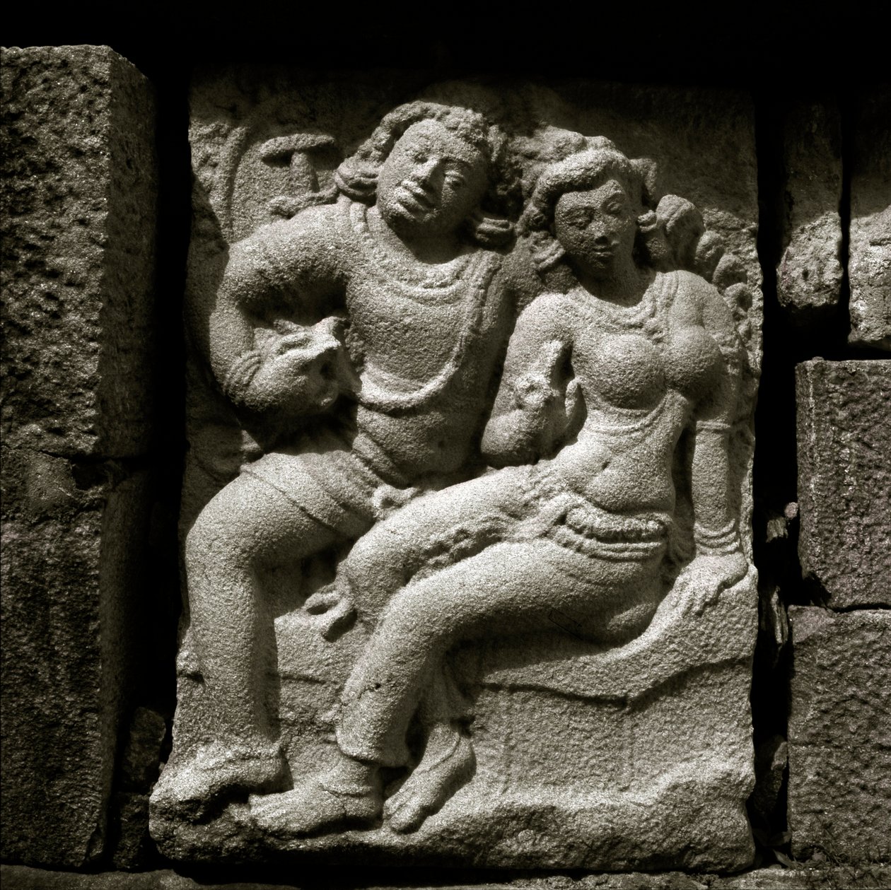 इसुरुमुनिया प्रेमी, छठी शताब्दी, गुप्त शैली की नक्काशी द्वारा श्रीलंका का स्कूल
