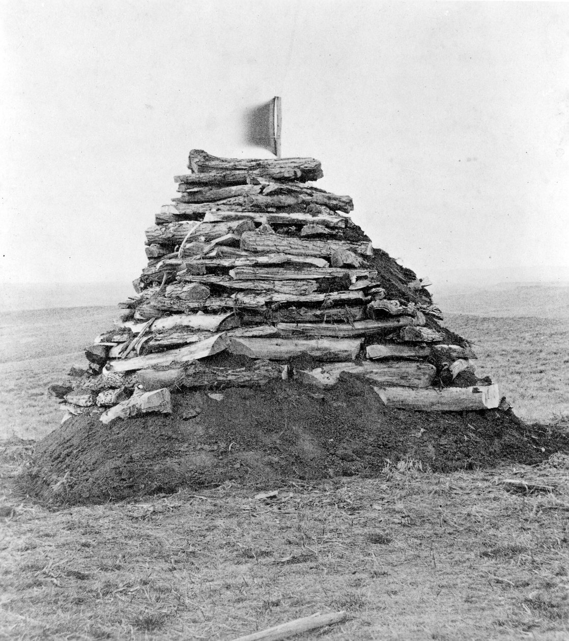 1879 में कलस्टर हिल पर स्मारक युक्त हड्डियाँ द्वारा 